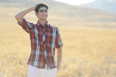 Doğada eğlenen adam