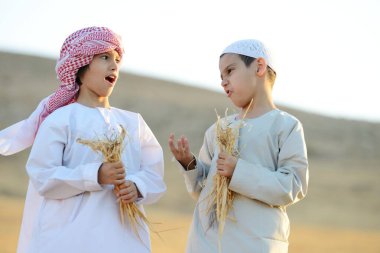 Buğday tarlasında çocuklar