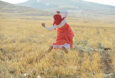 Arap halkı güzel tarlada eğleniyor