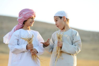 Buğday tarlasında çocuklar