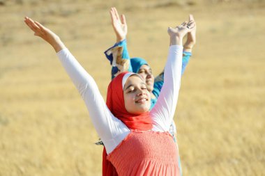 Arap gençliği doğanın tadını çıkarıyor