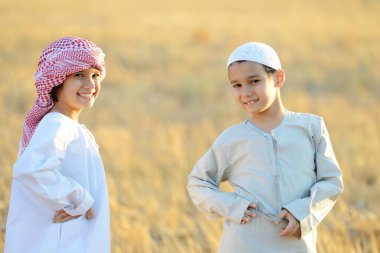 Doğada mutlu bir Arap çocuğu