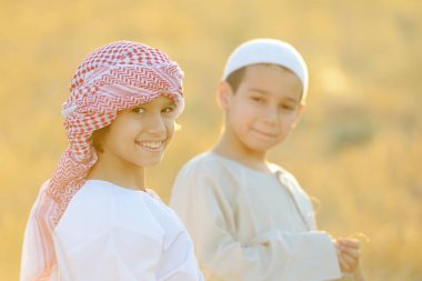 Buğday tarlasında çocuklar