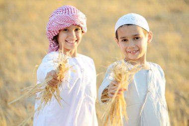 Buğday tarlasında çocuklar