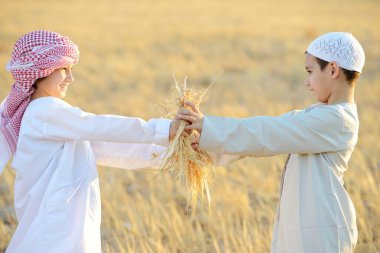 Buğday tarlasında çocuklar