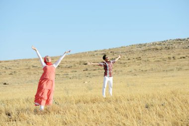 Arap gençliği doğanın tadını çıkarıyor