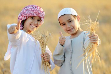 Buğday tarlasında çocuklar