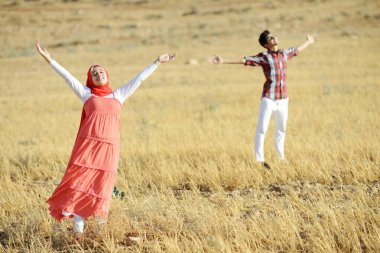Arap gençliği doğanın tadını çıkarıyor