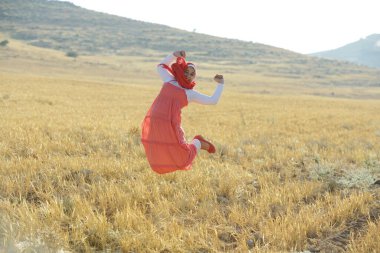 Arap halkı güzel tarlada eğleniyor