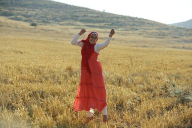 Arap halkı güzel tarlada eğleniyor