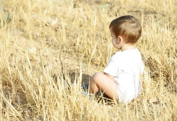 Bebek doğada eğleniyor