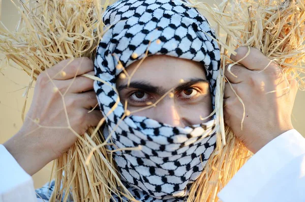 Buğday tarlasında çocuklar