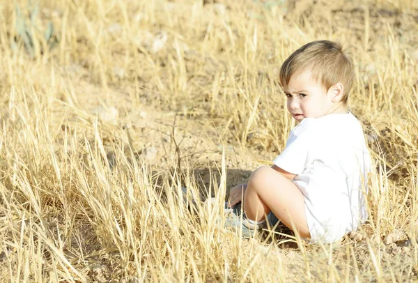 Bebek doğada eğleniyor