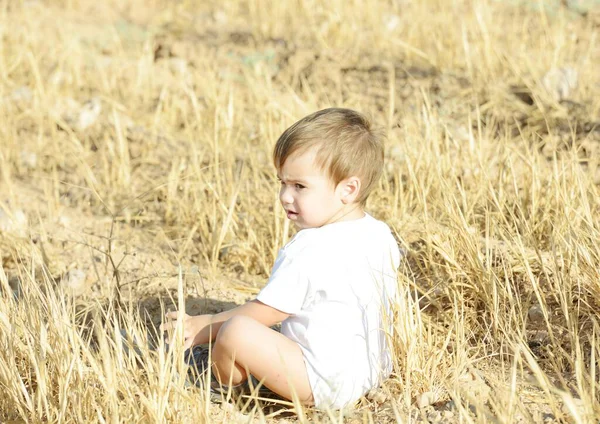 Bebek doğada eğleniyor