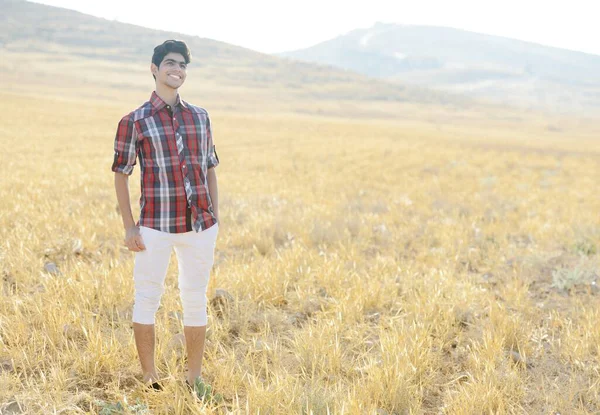 Doğada eğlenen adam