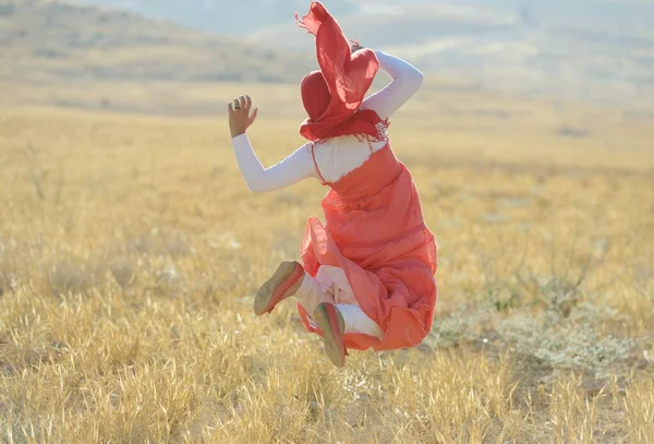 Arap halkı güzel tarlada eğleniyor