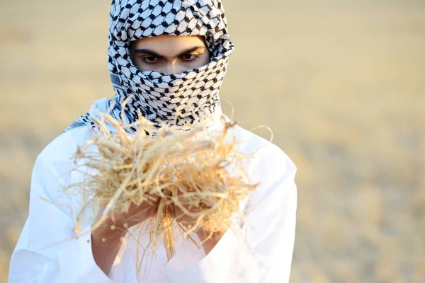 Buğday tarlasında çocuklar