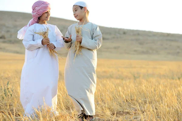 Buğday tarlasında çocuklar