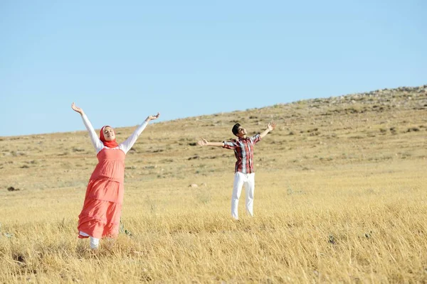 Arap gençliği doğanın tadını çıkarıyor