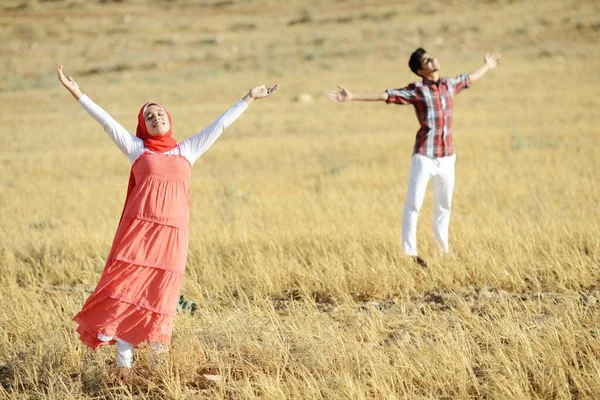 Arap gençliği doğanın tadını çıkarıyor