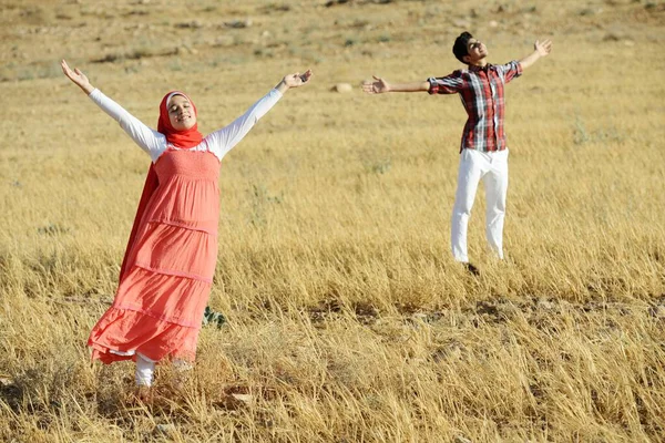 Arap gençliği doğanın tadını çıkarıyor