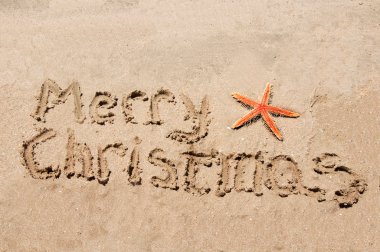 neşeli Noel yıldızı ile kum yazılı