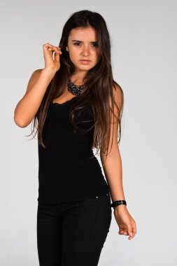 siyah giyimli