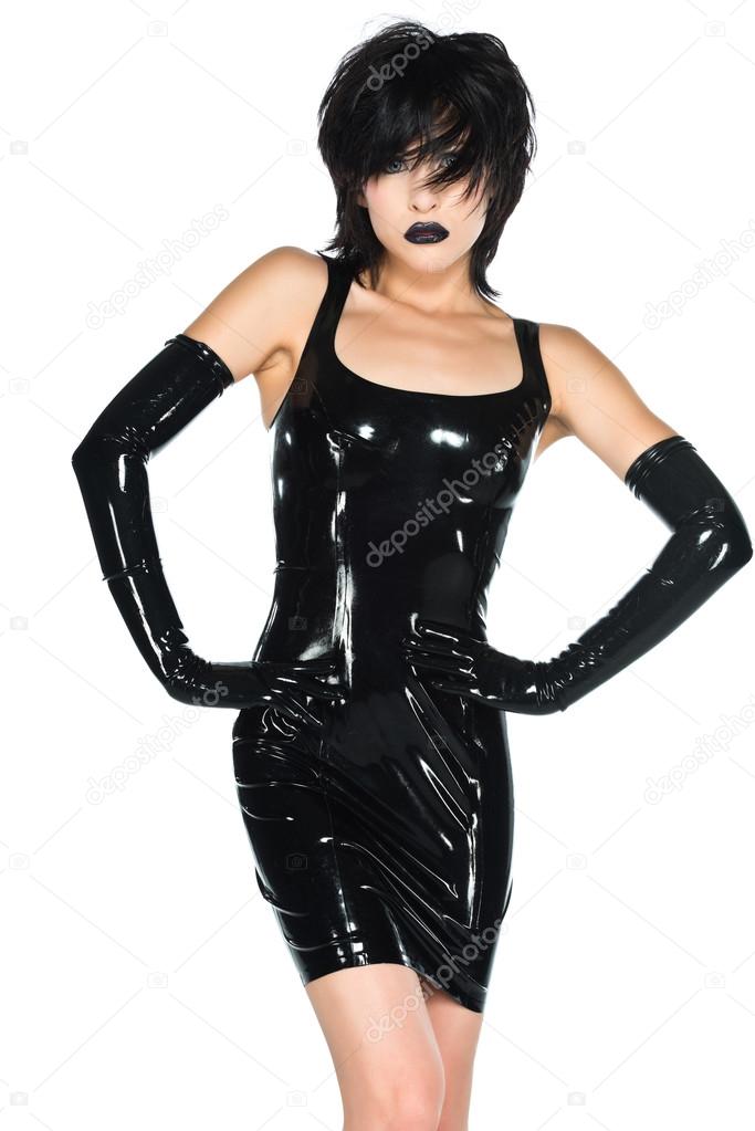Молодая женщина в черном латексном костюме
