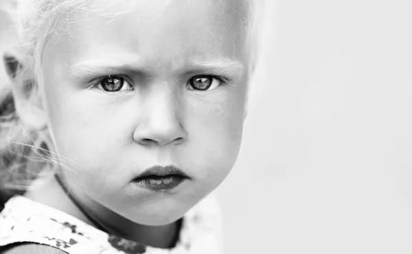 Μαύρο-άσπρο πορτρέτο του κοριτσάκι — Φωτογραφία Αρχείου
