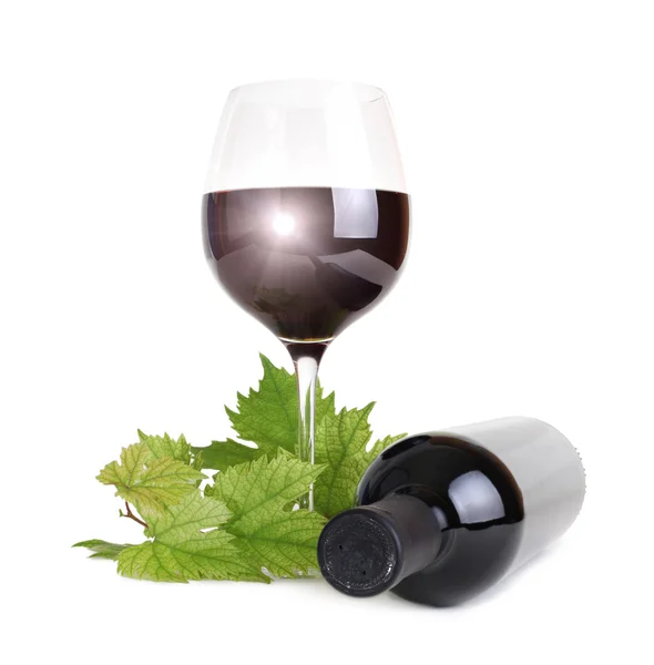 Vinglas, flaska vin och druvor blad — Stockfoto