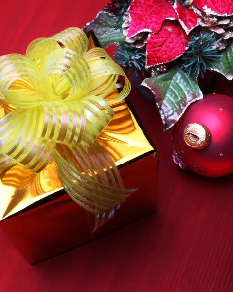 Altın hediye kutusu ve Noel dekorasyon — Stok fotoğraf
