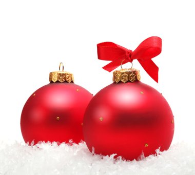 Kırmızı Noel topları karda