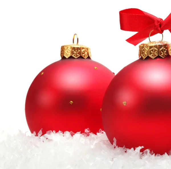 Червоні різдвяні кульки в снігу — стокове фото