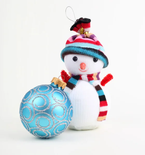 Kerstmis bal en sneeuwpop op wit — Stockfoto