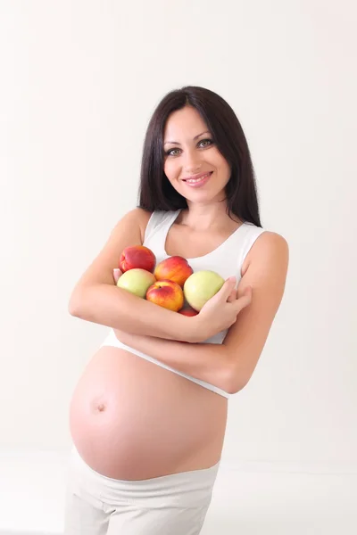 Zwangere vrouw met fruit — Stockfoto