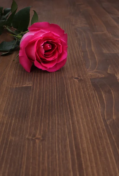 Rose op hout achtergrond — Stockfoto