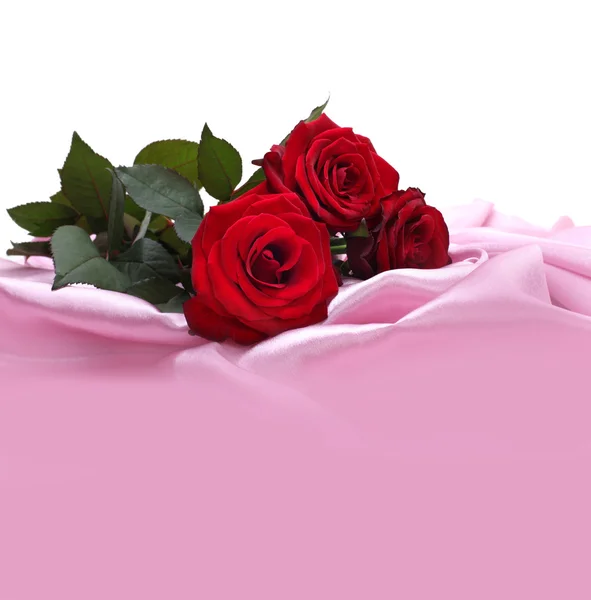 Czerwone róże na jedwabiu — Zdjęcie stockowe
