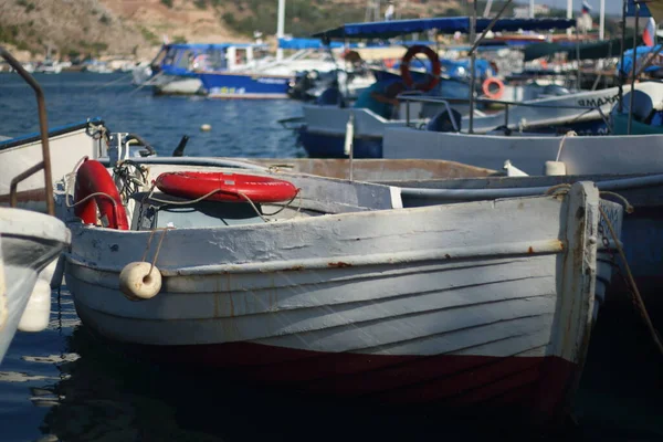 Güneşli bir günde Karadeniz koyunda tekneler