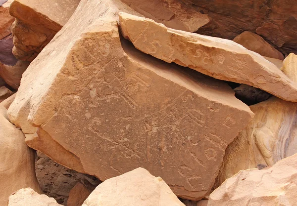 Древние рисунки, вырезанные на камне — стоковое фото
