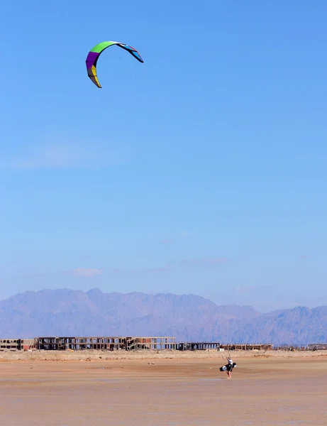 Kitesurfer solitário — Fotografia de Stock