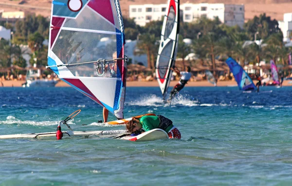 Garota cansada windsurfista no tabuleiro — Fotografia de Stock