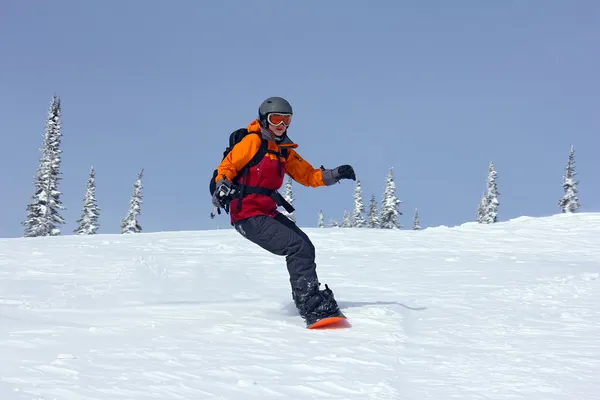 Ragazza corre giù per il pendio su uno snowboard — Foto Stock