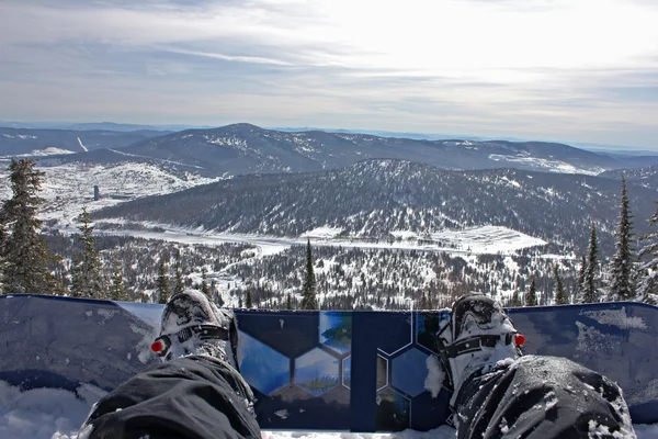 Views of the mountains through the snowboard — Stock Photo, Image