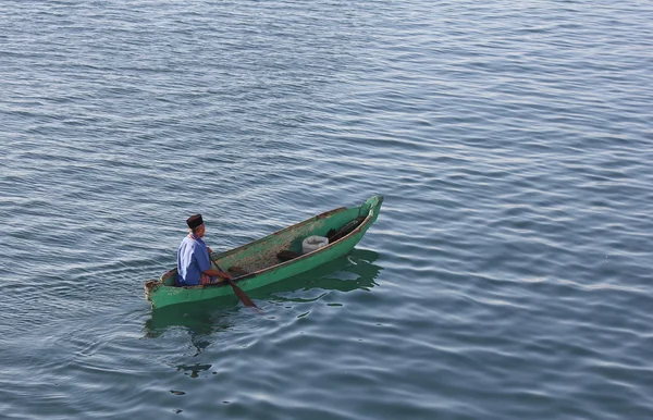 Indonéský tradiční člunu na moři — Stock fotografie