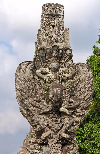 Кам'яна статуя - Вішну сидить на Гаруда — стокове фото