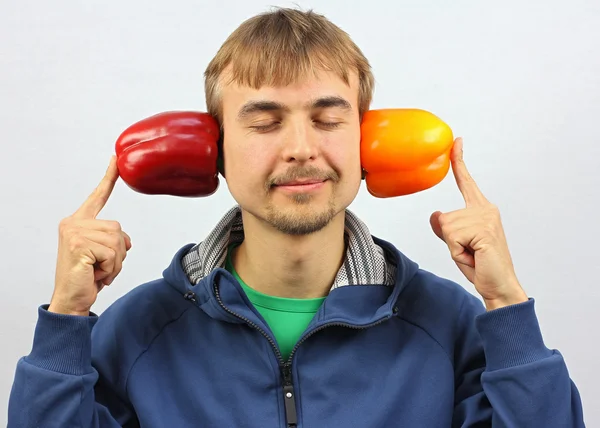 Hombre feliz escuchando susurrar verduras —  Fotos de Stock