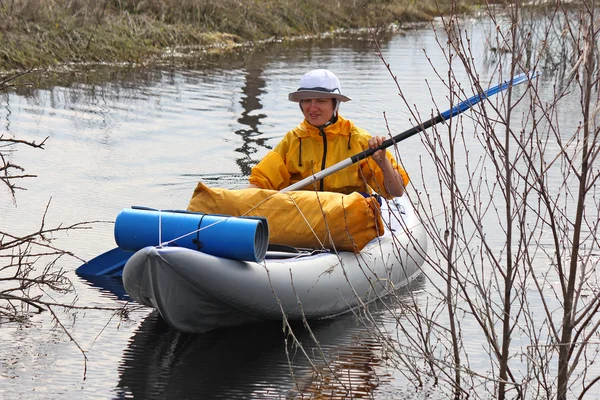 Ragazza kayak tra le boscaglie — Foto Stock