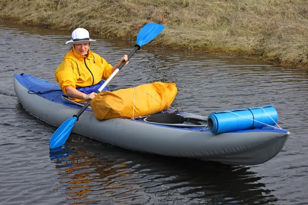 Chica en un kayak doble con una carga —  Fotos de Stock