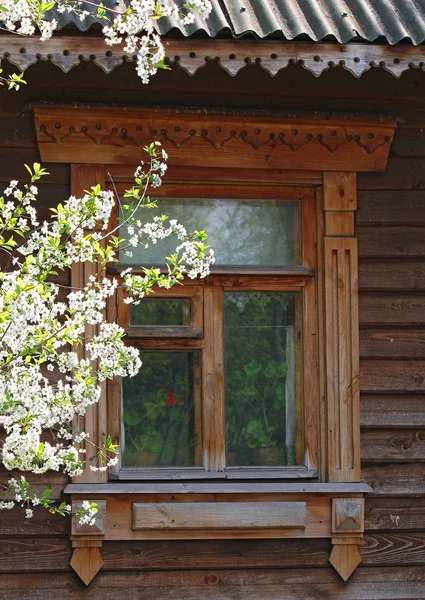 Fenster des alten traditionellen russischen Hauses — Stockfoto