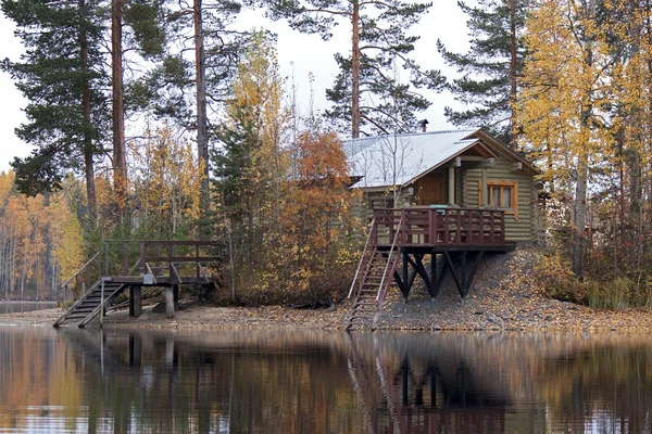 Casa de baños rusa en la orilla del lago — Foto de Stock